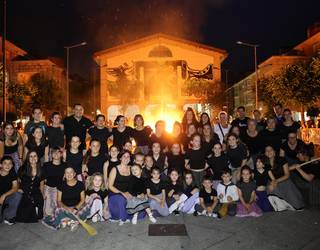 Suaren argitan dantza egin dute Mendaron urteko egunik luzeenean