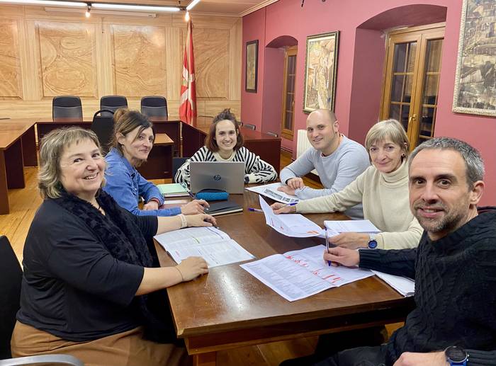 Politika egiteko beste modu baten sakonduz