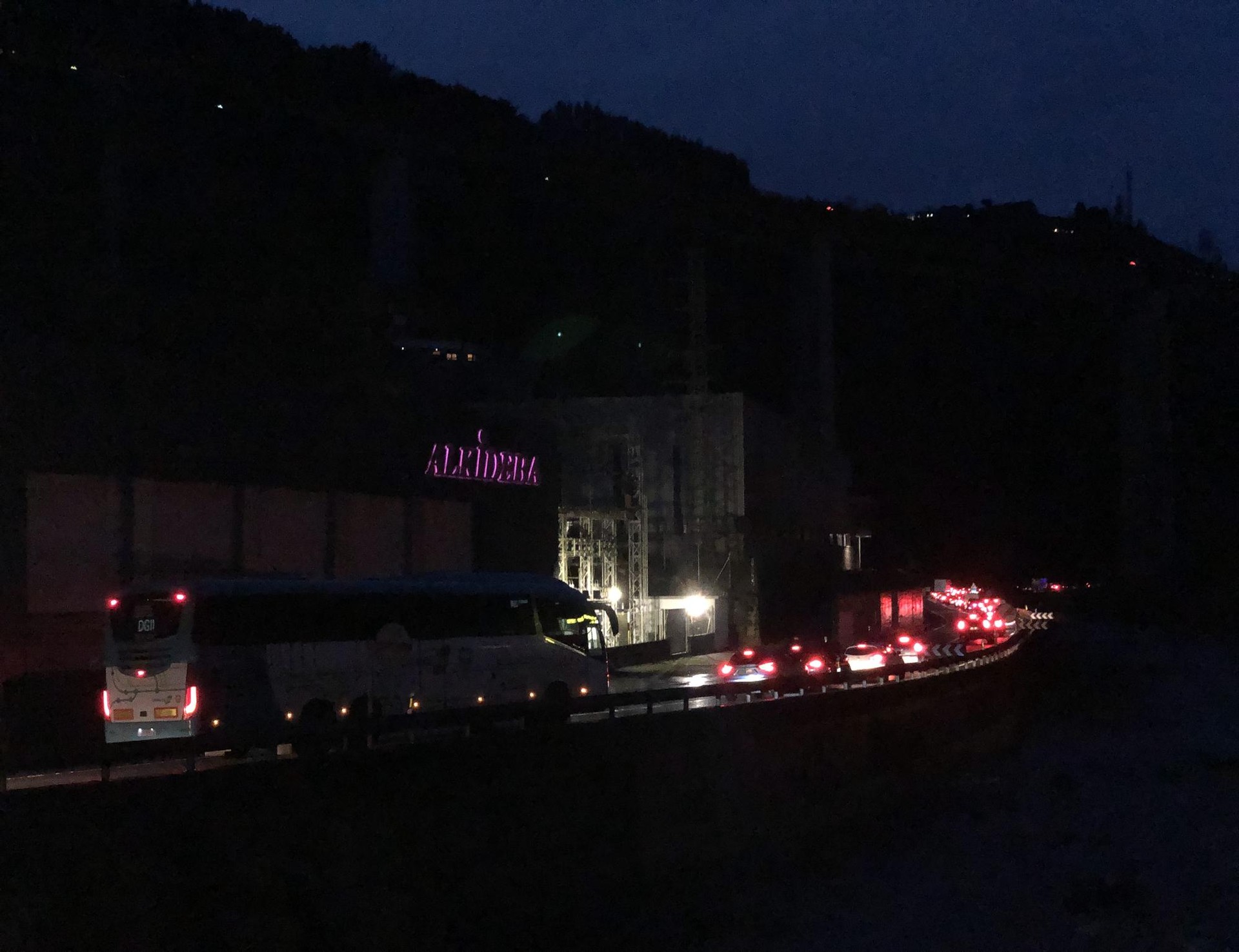 Errepidea itxita dago, istripua izan delako