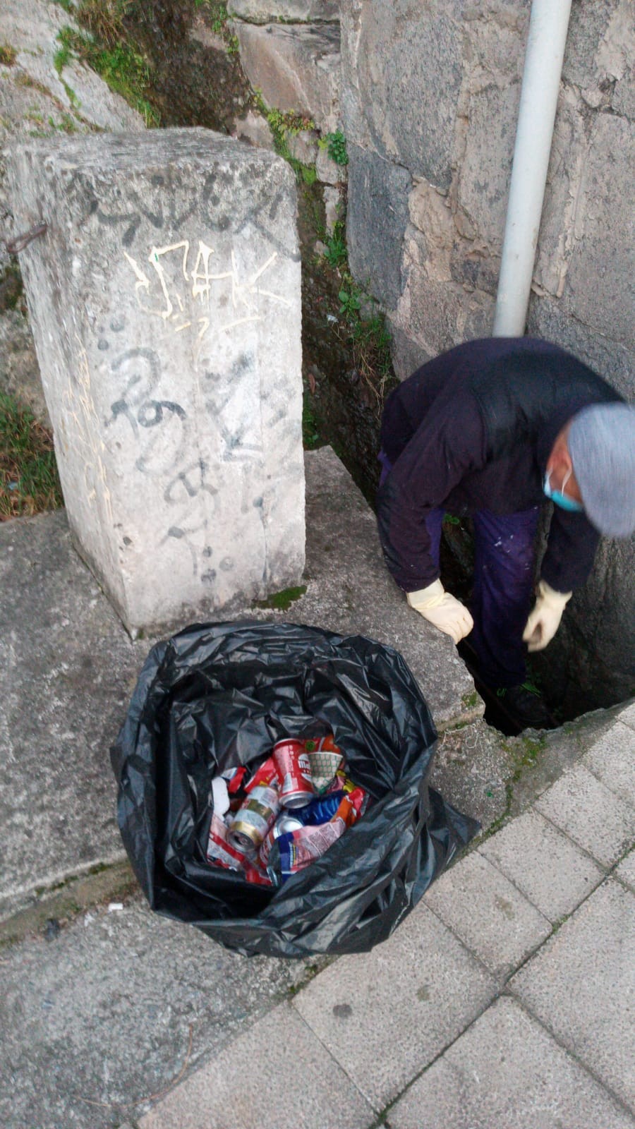 Baltegietako  errekastoa zikinkeriaz beteta