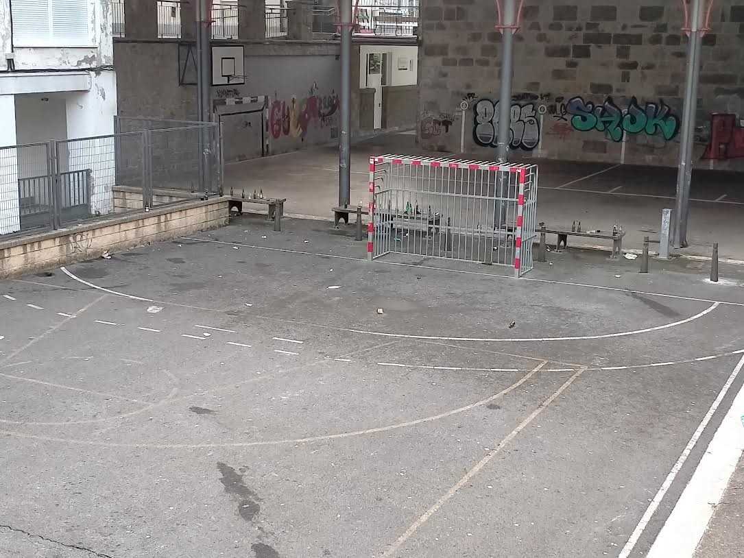 Gaur ere, frontoia botilaz beteta