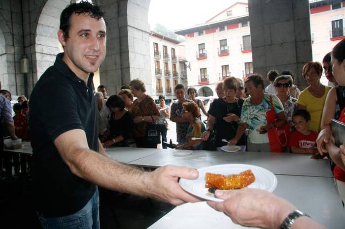 Lojantzi tabernako Oscar Toledano Herritarren Saria eskuratu duen pintxoa banatzen.