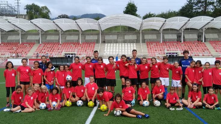 C.D. Elgoibarrek eta Realak antolatutako futbol Campusean hartu dute parte hainbat neskek