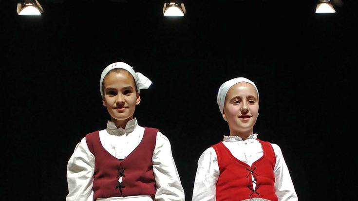 Sare Sainzek eta Malen Galarragak debuta egin zuten Aurresku eta Soinu Zahar Txapelketan