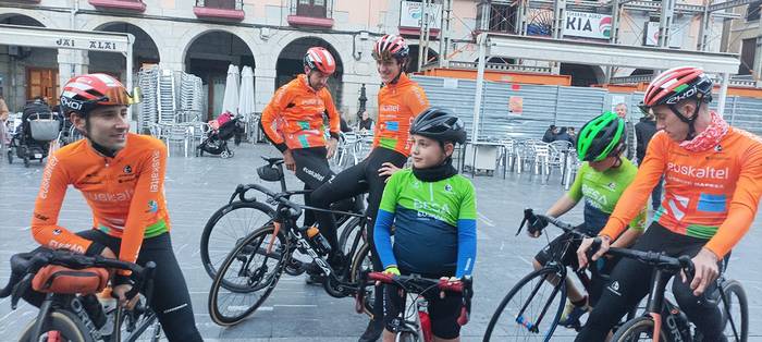 Euskaltel-Euskadi taldekoekin entrenatu dira Lagun Taldeko txirrindulari gaztetxoak