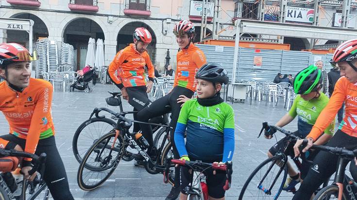 Euskaltel-Euskadi taldekoekin entrenatu dira Lagun Taldeko txirrindulari gaztetxoak