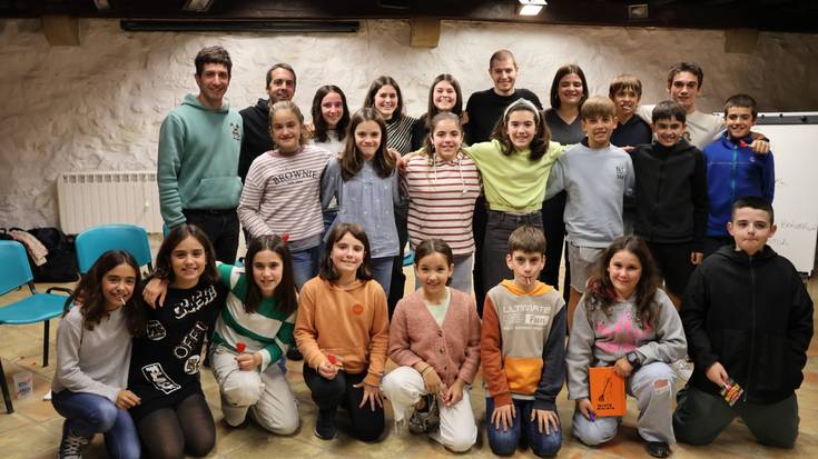 Elgoibarren elkartu dira Debabarreneko bertso eskoletako ikasleak, eta Beñat Gaztelumendirekin aritu ziren bertsotan