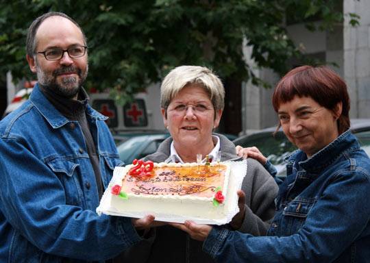 Alfonso Eugi, Izaskun Belategi eta Amaia Larrañaga, AEK-ko irakasleak 25. urteurrena zoriontzeko tarta eskuetan dutela.