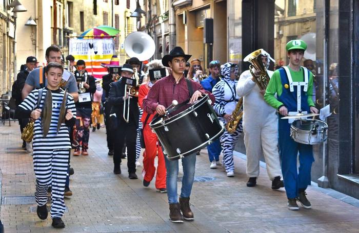 Debako banda gaztearen inauterietako kalejira