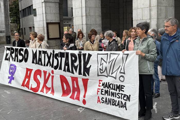 Bilbon izandako hilketa matxista gaitzesteko elkarretaratzea egin dute Elgoibarren