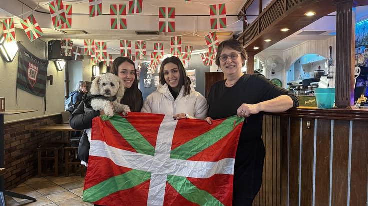 Ikurrina atera zuteneko hura mozorro modura