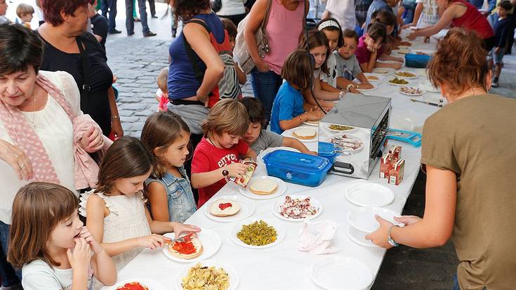 Atabal elkartearen txosna eta pizza tailerra, hileko azken zapatuko ferian