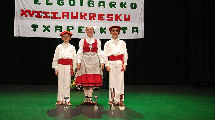 Herriko zortzi dantzari lehiatu dira Elgoibarko Aurresku Txapelketan
