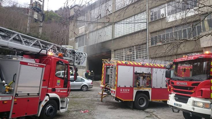 Sutea piztu da Carrocerias Strada enpresan