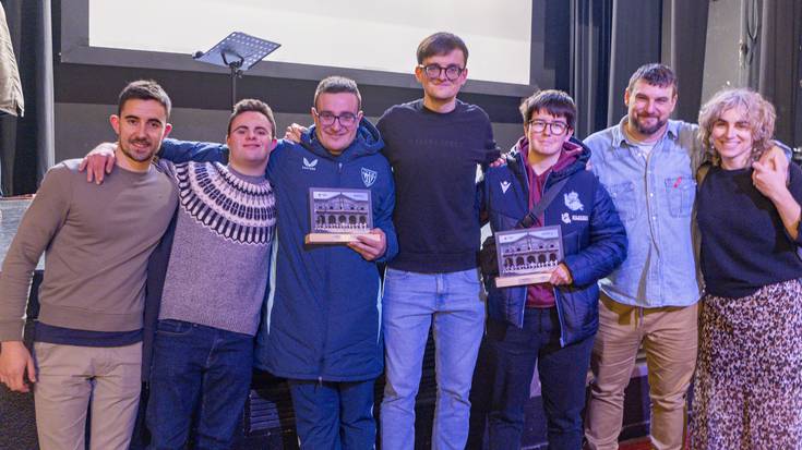 Genuine ligako jokalarien eta arduradunen mahai-ingurua, bideoan