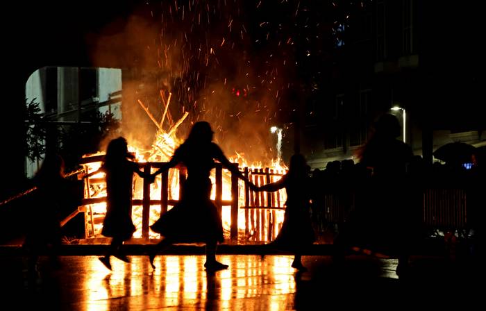 Akelarrea antolatu du Mendaron In Leike kultur elkarteak San Joan bezperarako