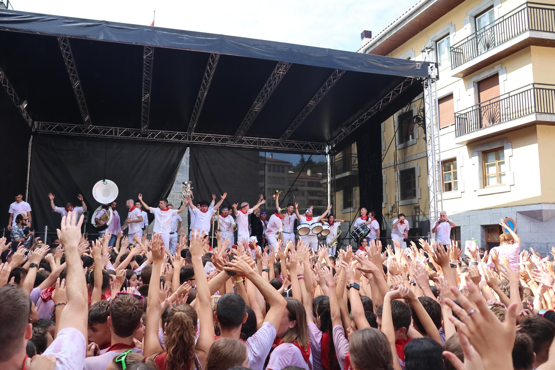 Mauxitxa txarangaren Txiki Eguneko kalejira, irudietan