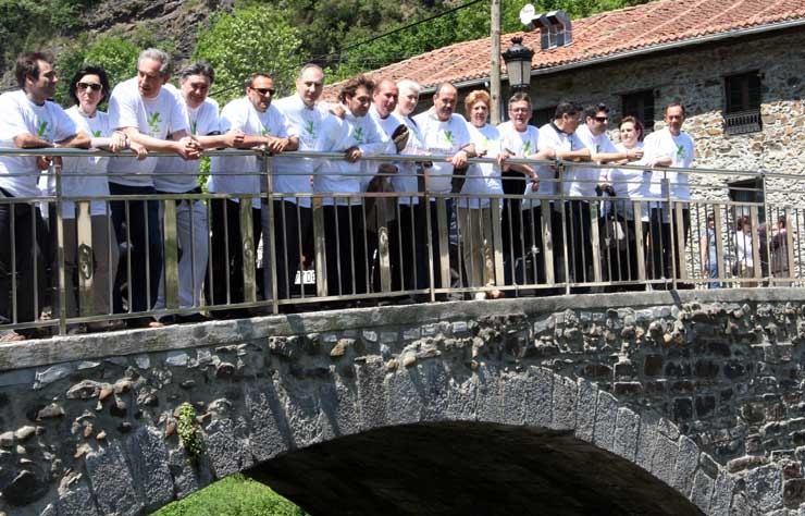 Deba ibaiko fauna eta flora zaintzeko konpromisoa hartu dute Debabarrenako agintariek
