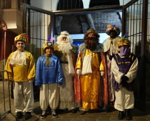 Errege kabalgatan laguntzen ibili diren guztiei eskerrak eman nahi dizkiete antolatzaileek.