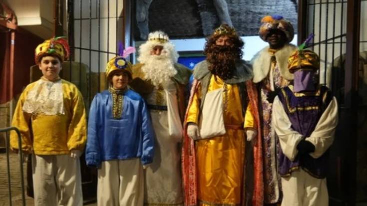 Errege kabalgatan laguntzen ibili diren guztiei eskerrak eman nahi dizkiete antolatzaileek.