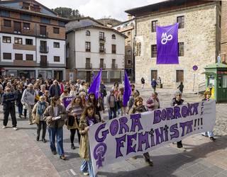 Elgoibarko kaleak ere hartu dituzte berdintasunaren aldeko aldarriek