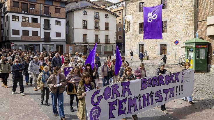 Elgoibarko kaleak ere hartu dituzte berdintasunaren aldeko aldarriek