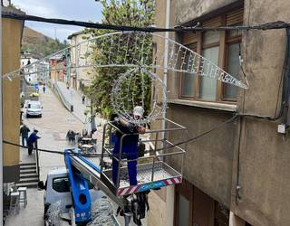 Gabonetako argiak ipintzen hasi dira