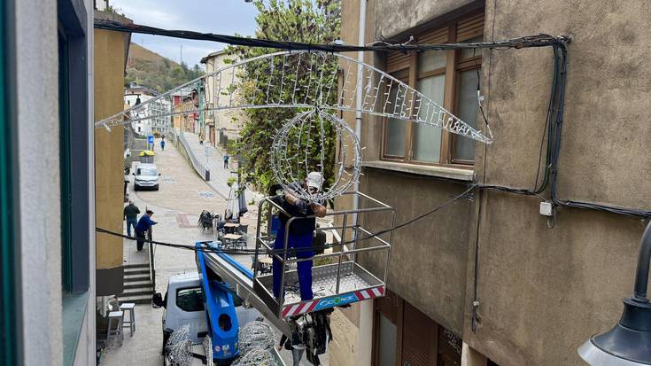 Gabonetako argiak ipintzen hasi dira