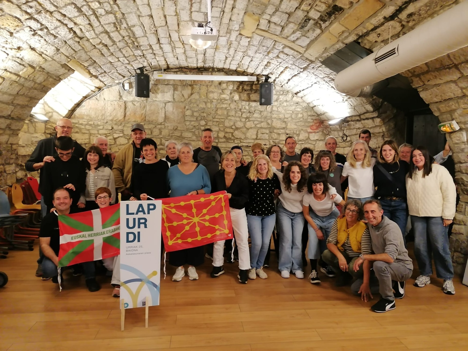 Debako eta Itziarko zenbait herritar Baionan izan dira, Gure Eskuren 'Zazpi jauziz, herri bat' ekimenean parte hartzen