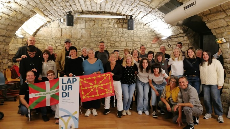 Debako eta Itziarko zenbait herritar Baionan izan dira, Gure Eskuren 'Zazpi jauziz, herri bat' ekimenean parte hartzen