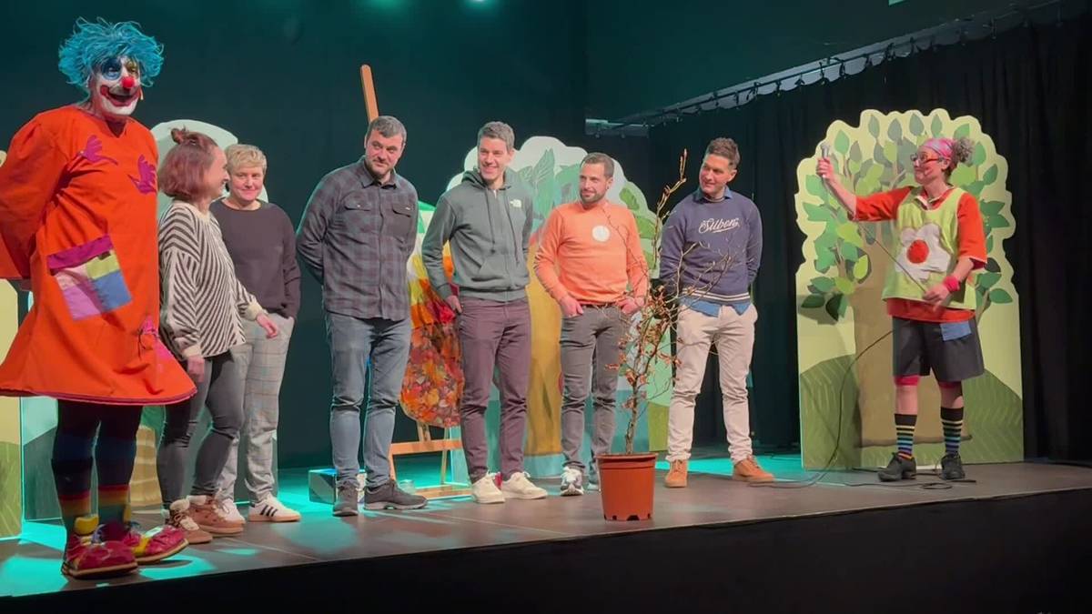 Porrotxek eta Marimototxek pago landarea oparitu diote "Soraluzeko herriari"