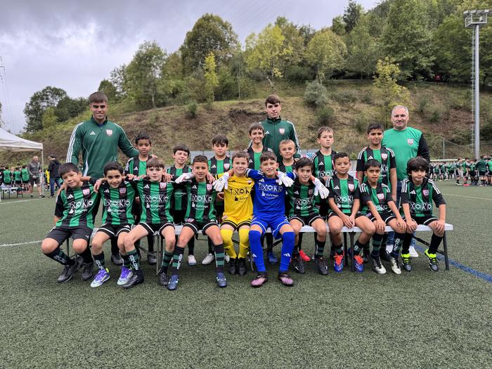 Futbol partida ugari Ezoziko futbol zelaian, tartean, futbol eskolakoen estreinaldia