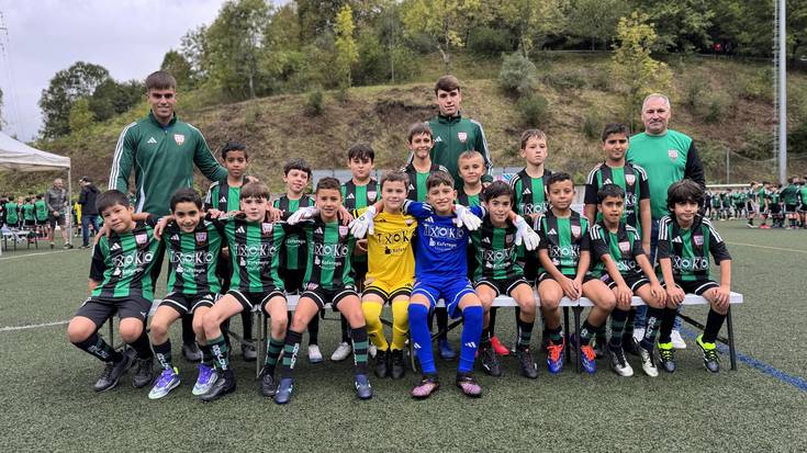 Futbol partida ugari Ezoziko futbol zelaian, tartean, futbol eskolakoen estreinaldia