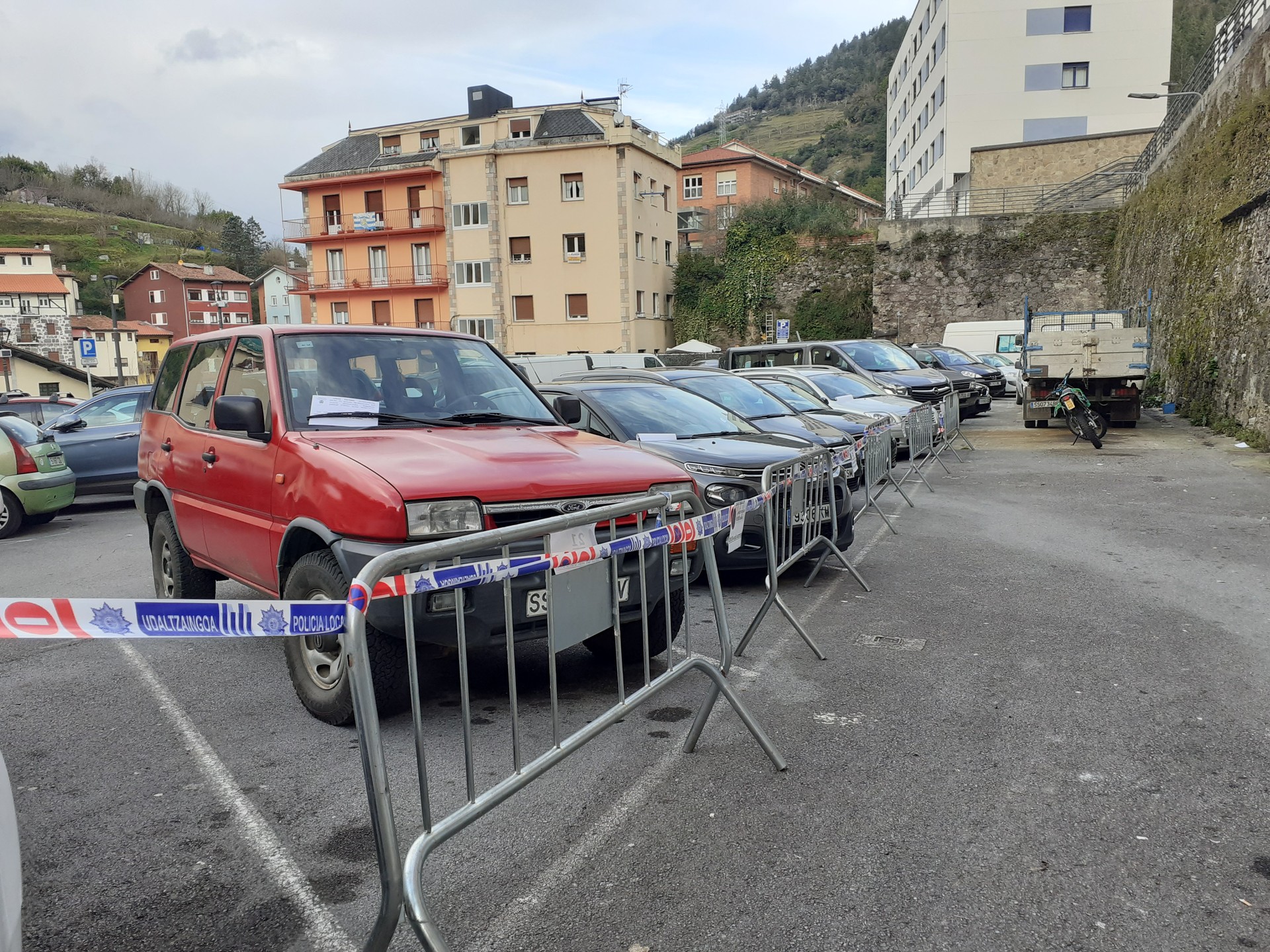 Erregetxeko eta Baltegietako hainbat aparkaleku libre laga behar dira