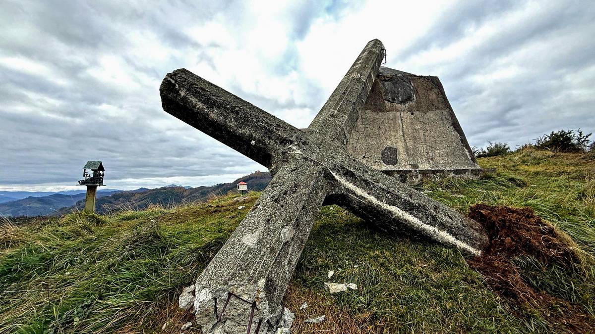 Bi auto ikertzen ari da polizia Morkaikuko gurutzea eraitsi dutenekin zerikusirik duten argitzeko