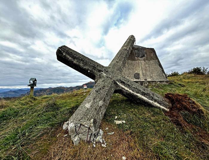 Bi auto ikertzen ari da polizia Morkaikuko gurutzea eraitsi dutenekin zerikusirik duten argitzeko