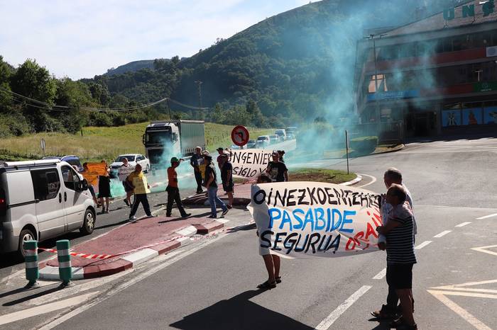 Inaugurazioa antzeztu dute Arriagan haserrea bistaratzeko