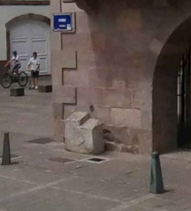 Soraluzeko sake-harriaren antzekotasun apur bat duen Elizondoko botaharria