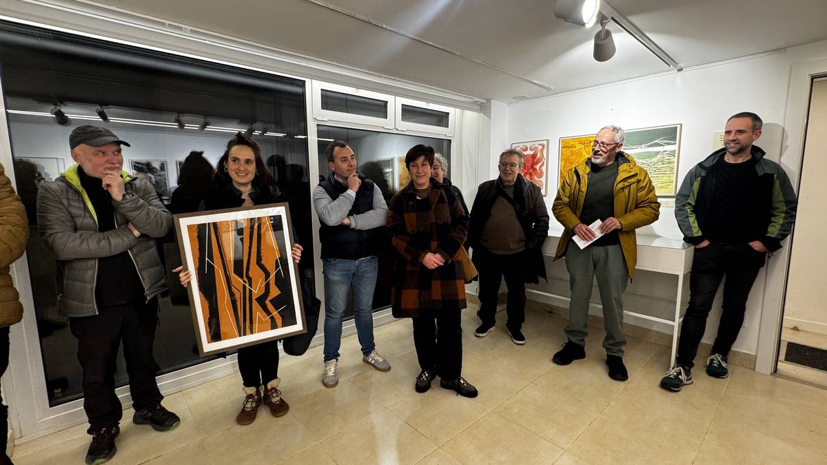 Kanpoko artista eta bisitari ugari Oreka Art galeriaren azken erakusketaren inaugurazioan