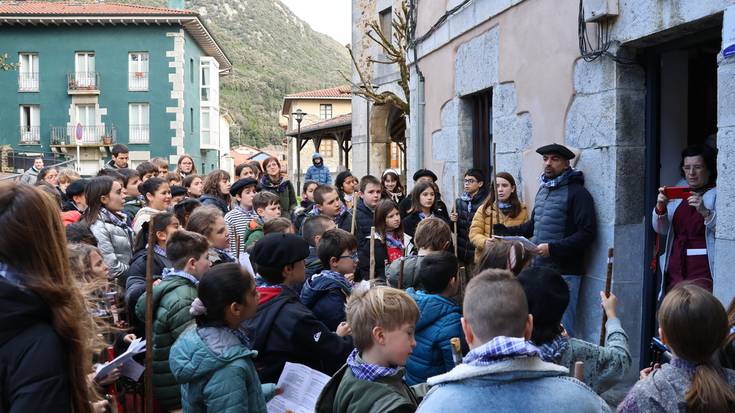 Kopla kantuan alaitu dituzte kaleak Mendaroko eskola-umeek