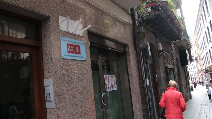 Herriko Etxearen fatxadatik banderak lapurtu dizkietela salatu du Alderdi Sozialistak
