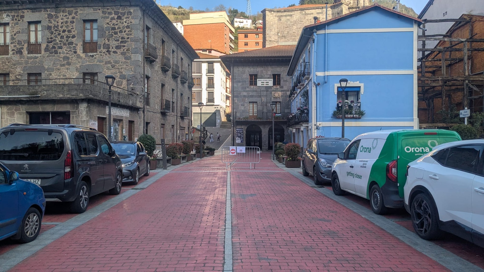 Aurrerantzean, goizeko 8:00etatik arratsaldeko 15:00ak arte izango da Zubi Nagusiko aparkalekuen zamalanetarako ordutegia
