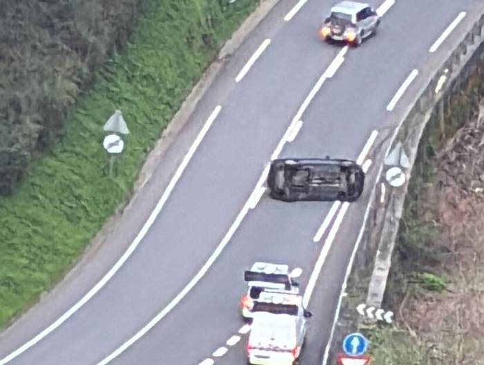 Auto bat irauli da Osintxutik Soraluzerako bidean