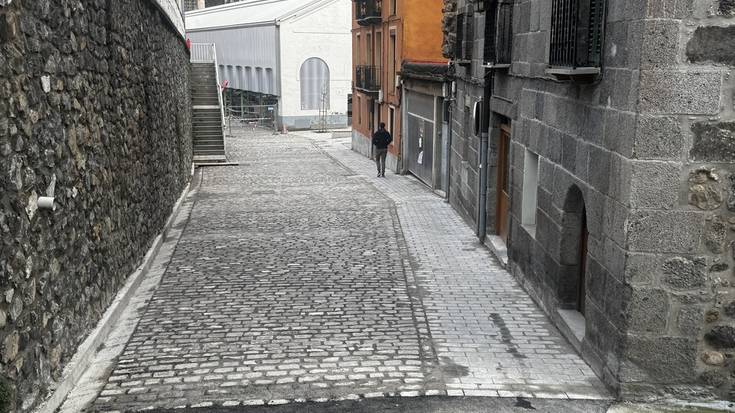 Garajeetarako sarbidea libre, baina autoa garajean gorde ezinda