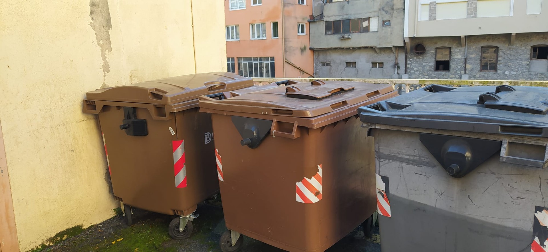 Santa Ana kaleko edukiontziak ia zabaldu ezinda