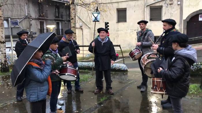 Olentzerok Mesedeetako egoiliarrei ere eraman zizkien opariak