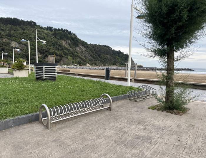 Bizikletak aparkatzeko eta konpontzeko gune berriak jarriko dituzte