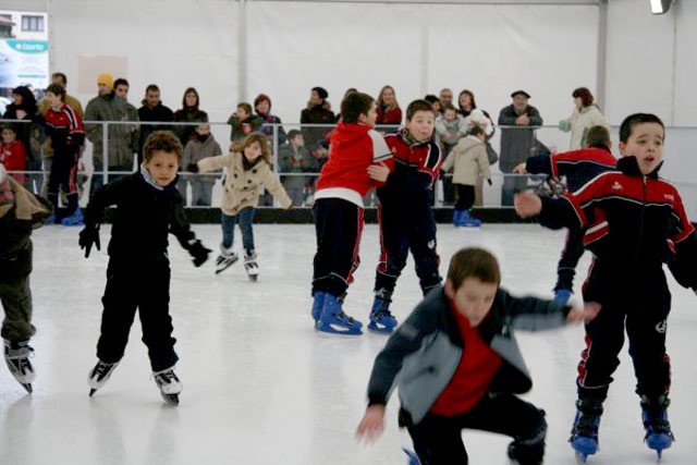 Izotz Hockey Txapelketa jokatuko da estreinakoz patinatzeko pistan