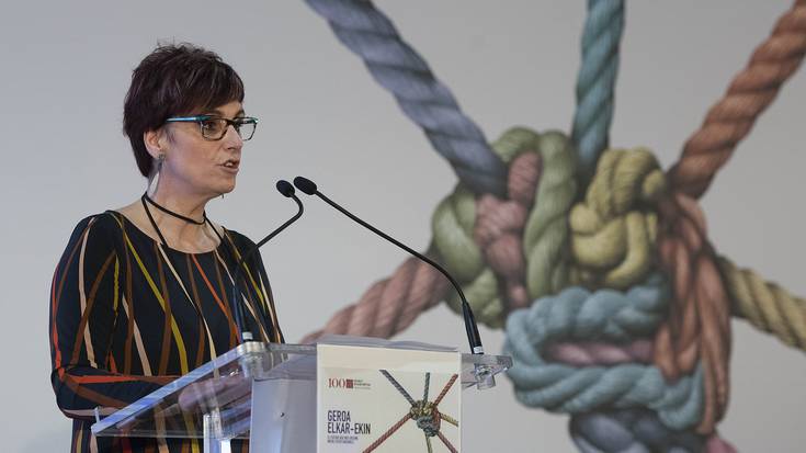 Beatriz Akizu: “Eusko Ikaskuntzak lagundu nahi du Euskal Herri osoa josiko duen begirada bat sortzen” (Elkarrizketa osorik)
