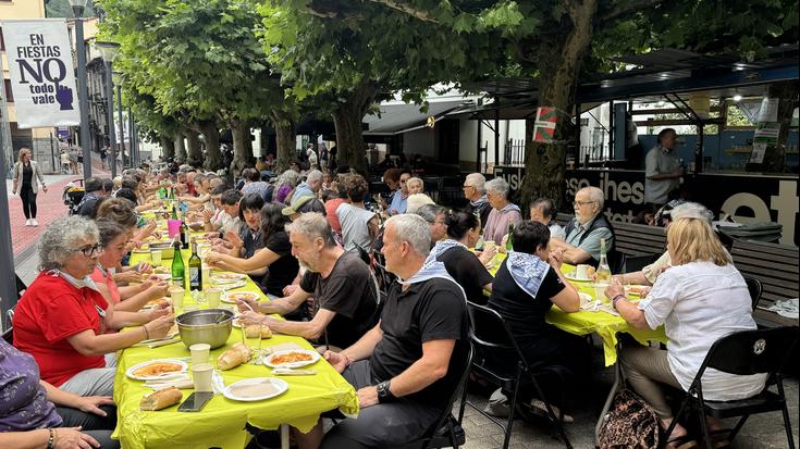 Familiak eta lagunak elkarrekin presoen aldeko bazkarian